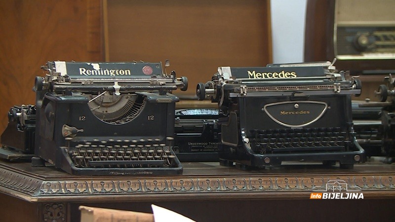 Predmeti stariji od vijeka izloženi u Bijeljini: “Moramo da ih čuvamo od insekata, ali i nevremena” (FOTO)