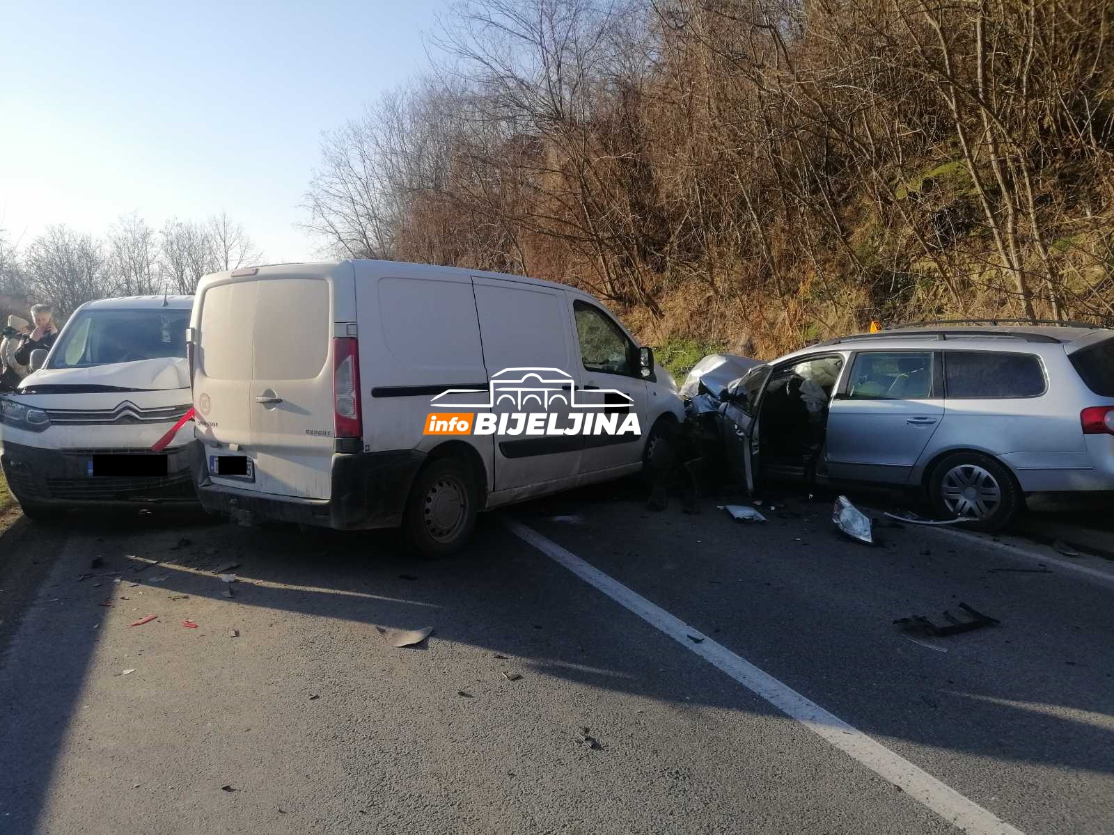 Nezgoda na putu Bijeljina - Zvornik, dvoje povrijeđenih u sudaru tri vozila  (FOTO)