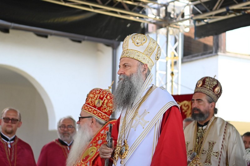 Patrijarh Porfirije služi liturgiju i pomen stradalim Srbima (FOTO)