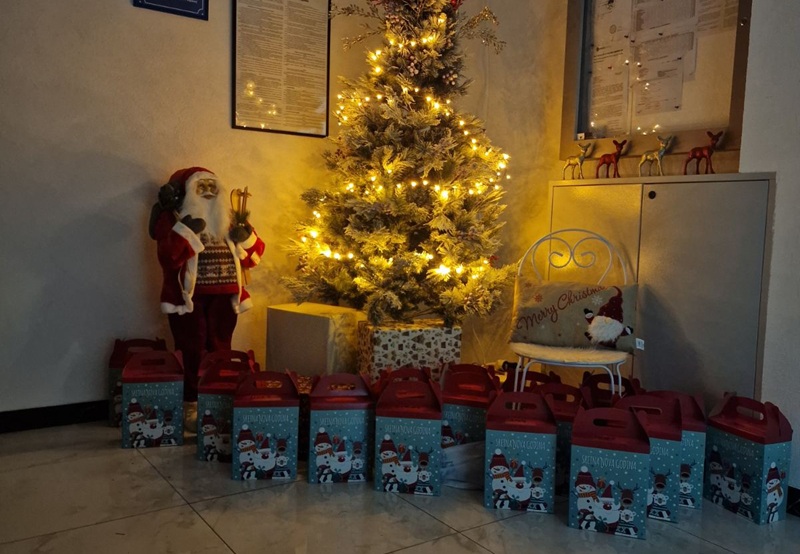 Bijeljina: Djeca u stubištu zgrade pronašla poklone (FOTO)