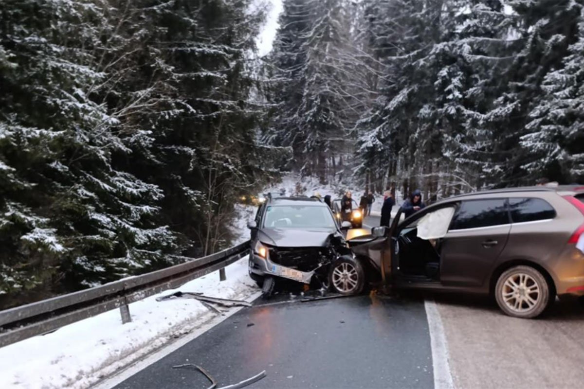 Teška saobraćajna nezgoda kod Olova, saobraćaj obustavljen