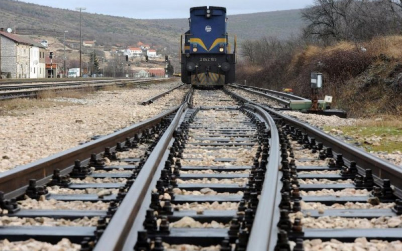 TERETNI VOZ NALETIO NA VOZILO NA PRELAZU KOD MODRIČE