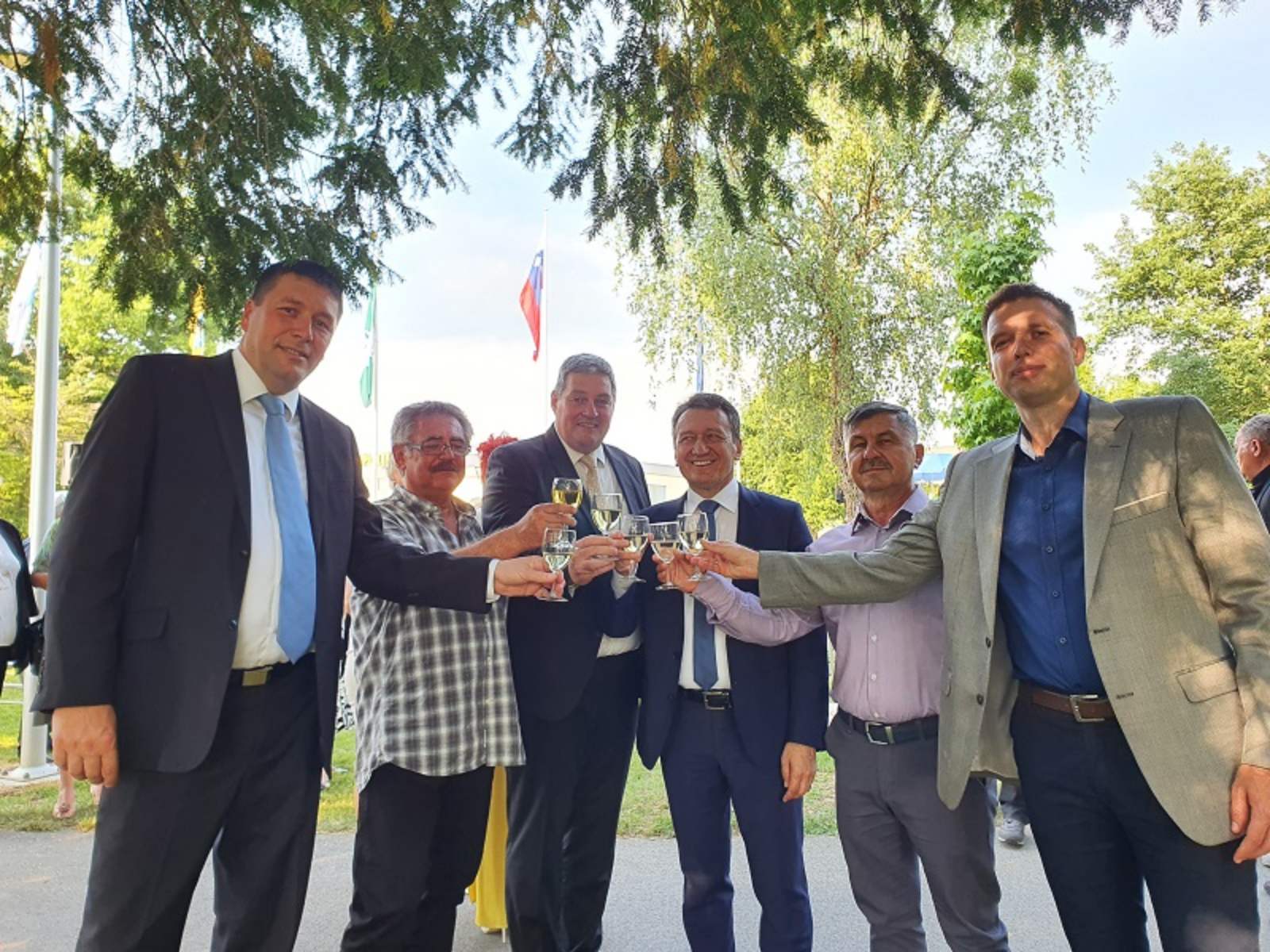 Podignuta zastava Ugljevika uz intoniranje himne Srpske u Sloveniji (VIDEO)