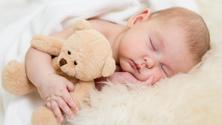 Bebe plaču bez suza i mogu da spavaju otvorenih očiju: Zanimljivosti o bebama koje niste znali