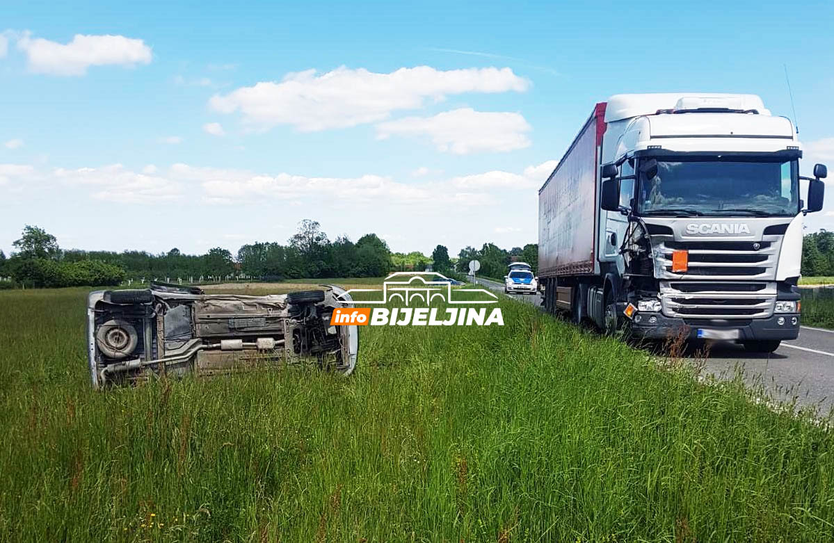 Glavičice: Automobil se prevrnuo nakon sudara sa šleperom, ima povrijeđenih (FOTO)