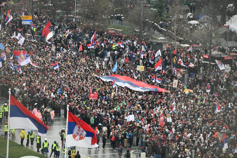 Počeo veliki protest u Beogradu, ljudi preplavili centar grada (FOTO)