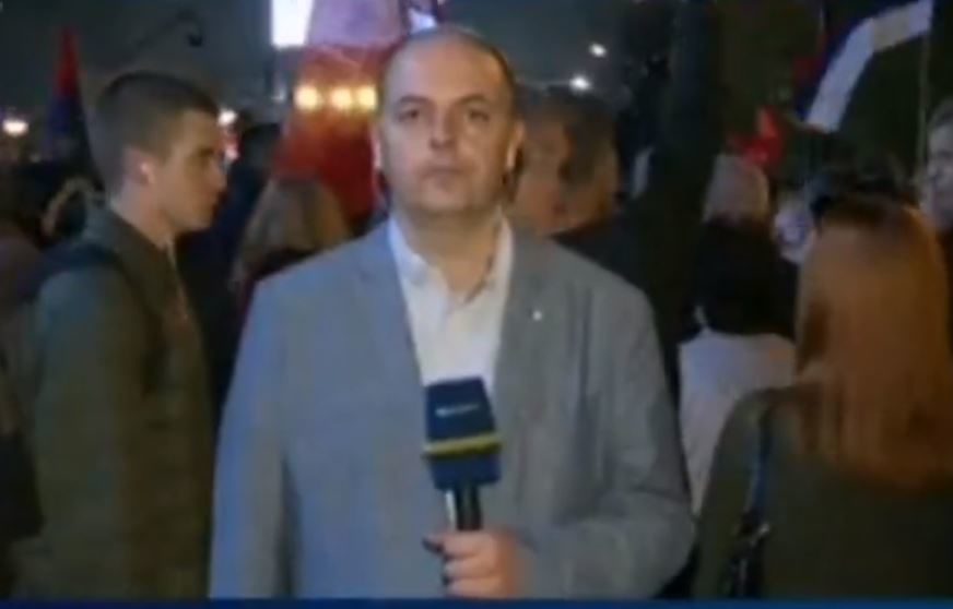 Novinar uspio ostati pribran: Neobičan događaj prilikom izvještavanja sa mitinga u Banjaluci (VIDEO)