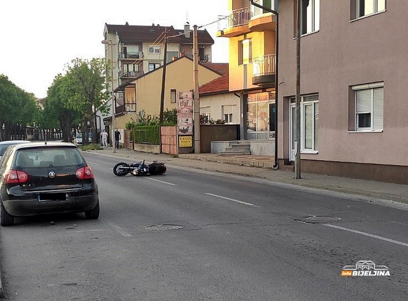 Bijeljina: Motociklom udario pješaka, oboje prevezeno u Urgentni blok (FOTO)