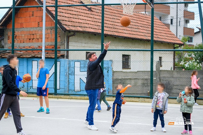 I gradonačelnik zaigrao košarku: Mališani u Vidovdanskoj dobili savremeni teren (FOTO)