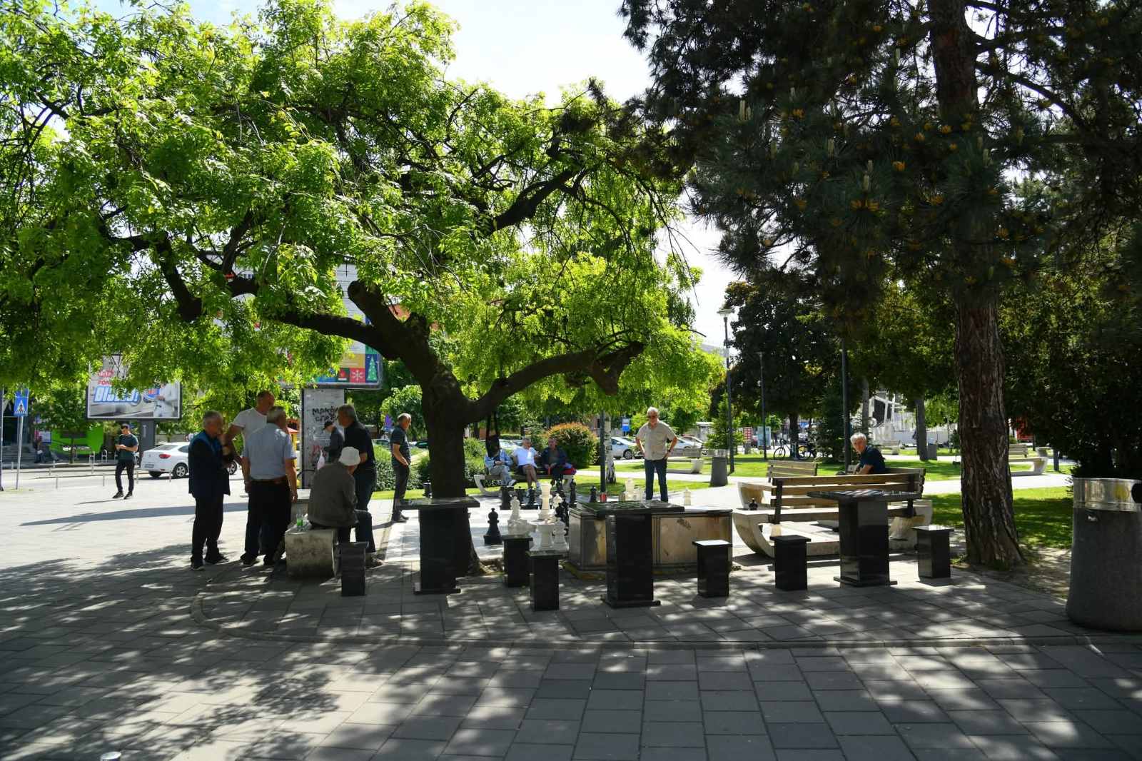 Fudbaler iz Bijeljine donirao svom gradu šahovske stolove, postavljeni na trgu (FOTO)