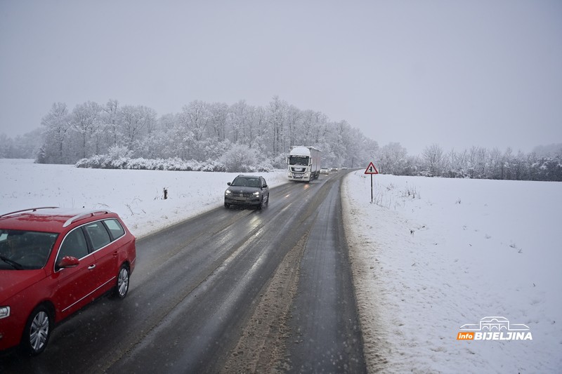 Ekipa InfoBijeljine na terenu sa vozačem grtalice: “Dosta mladih nema obzira prema nama” (FOTO)