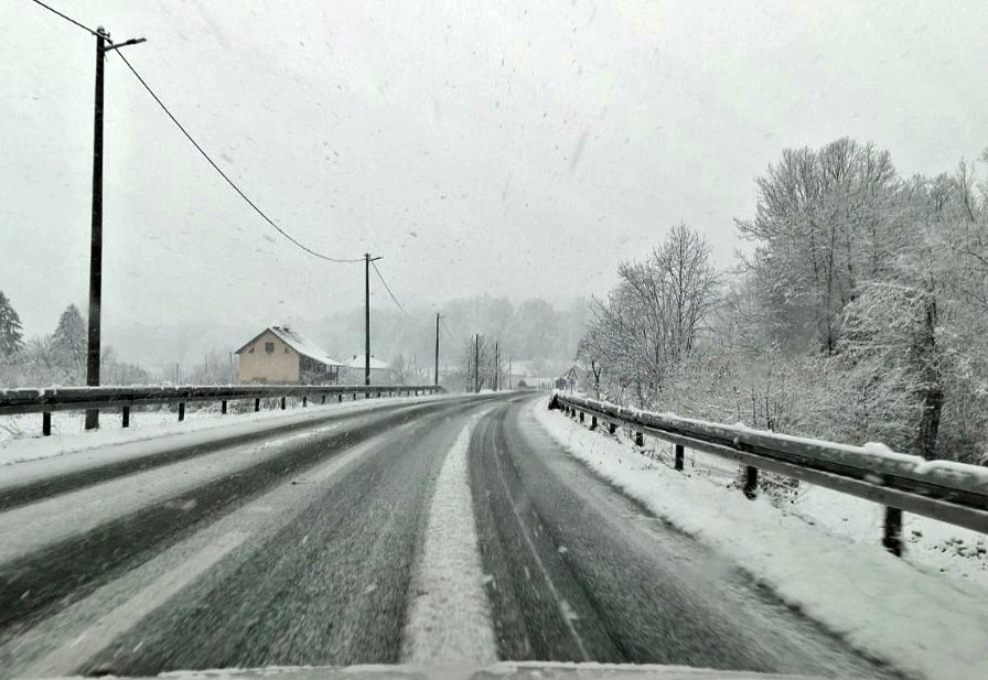 AMS UPOZORAVA: Saobraćaj otežan otežan zbog snijega