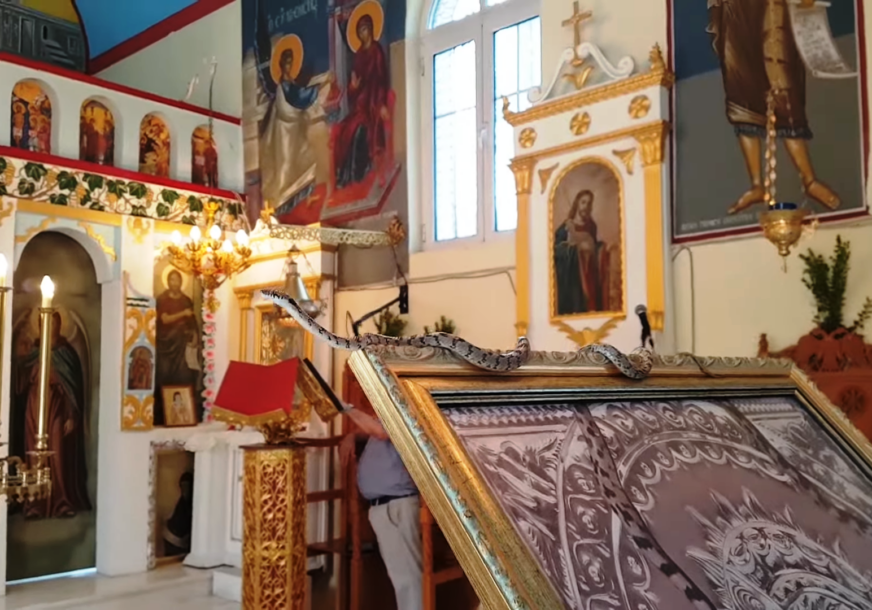 (VIDEO) Incident u crkvi uoči Velike Gospojine: Tri muškarca skupljala