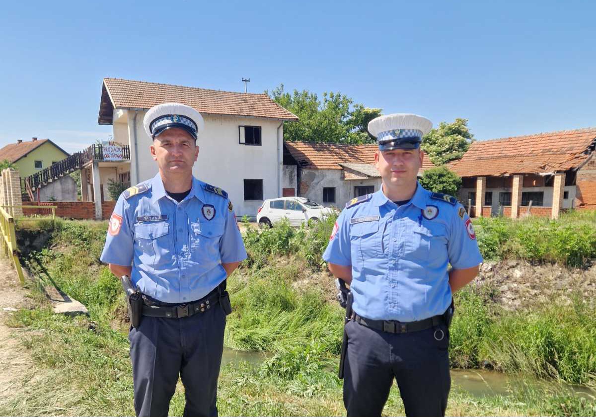 Herojski podvig bijeljinskih policajaca: Izvukli ženu iz auta prevrnutog u kanalu (FOTO)