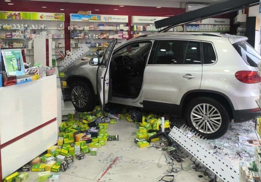 AUTOM ULETIO U APOTEKU Saobraćajna nesreća u Trnu kod Laktaša