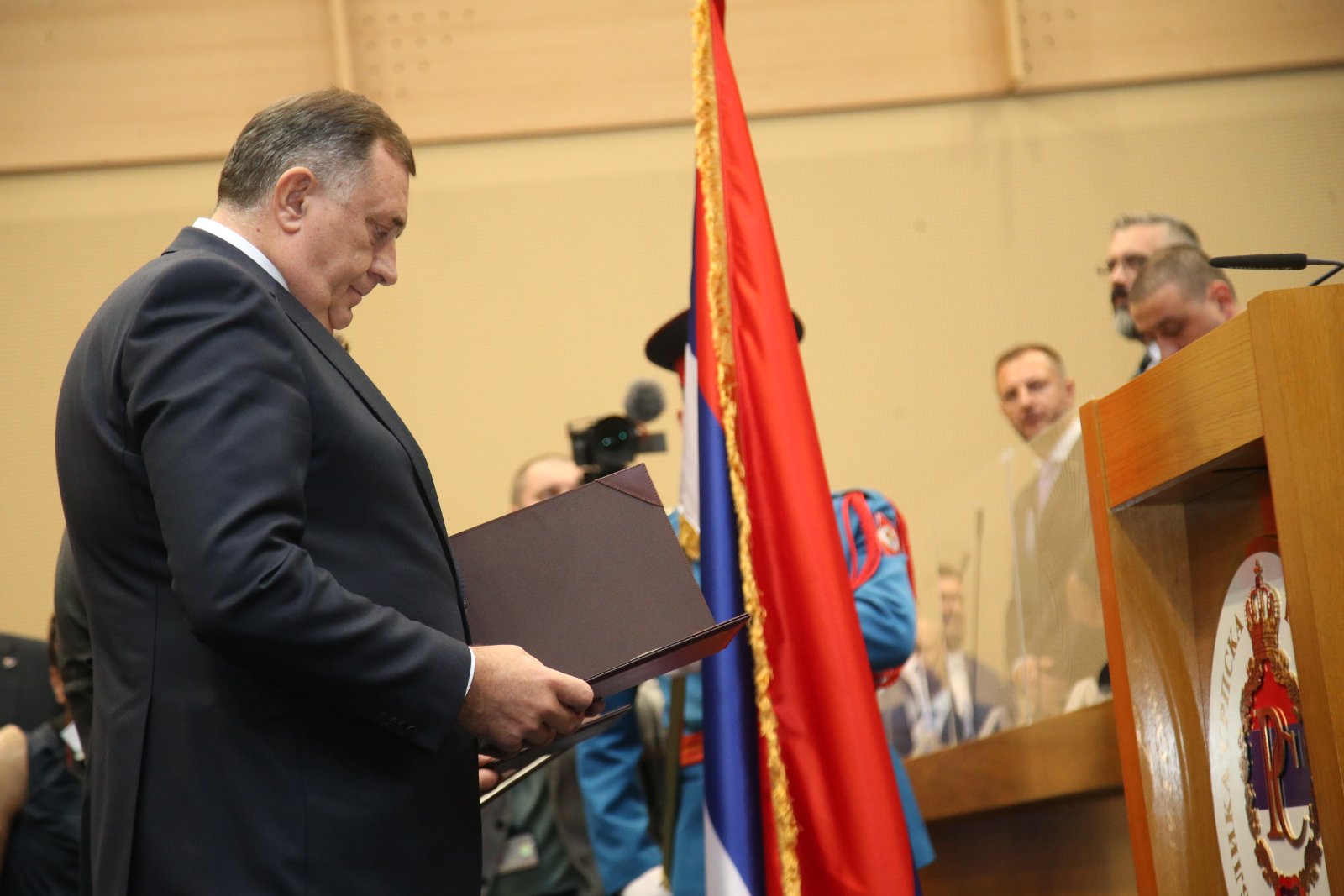 Dodik, Duraković i Pranjić položili zakletvu, opozicija napustila salu