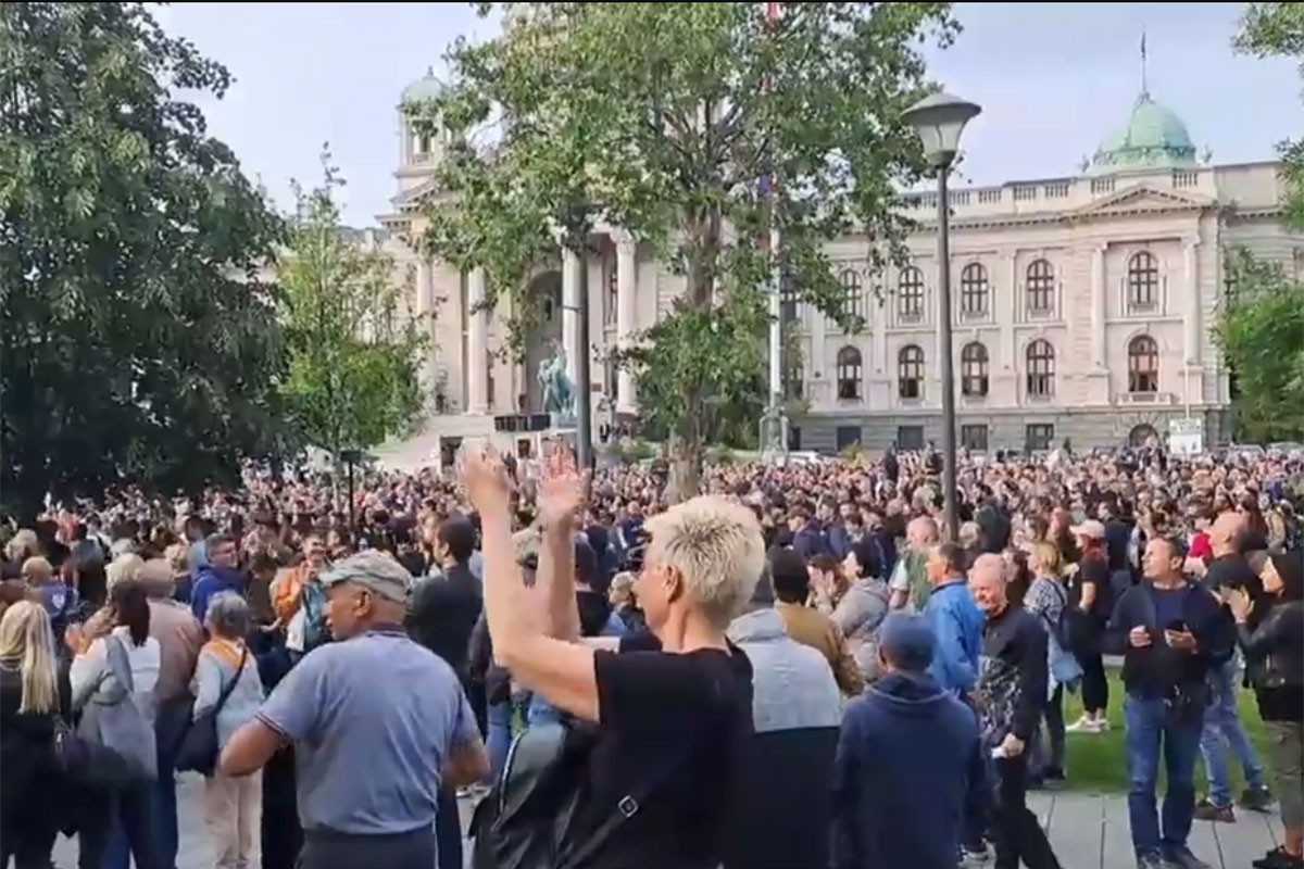 Novi protest u Beogradu: Građani se okupljaju ispred Narodne skupštine
