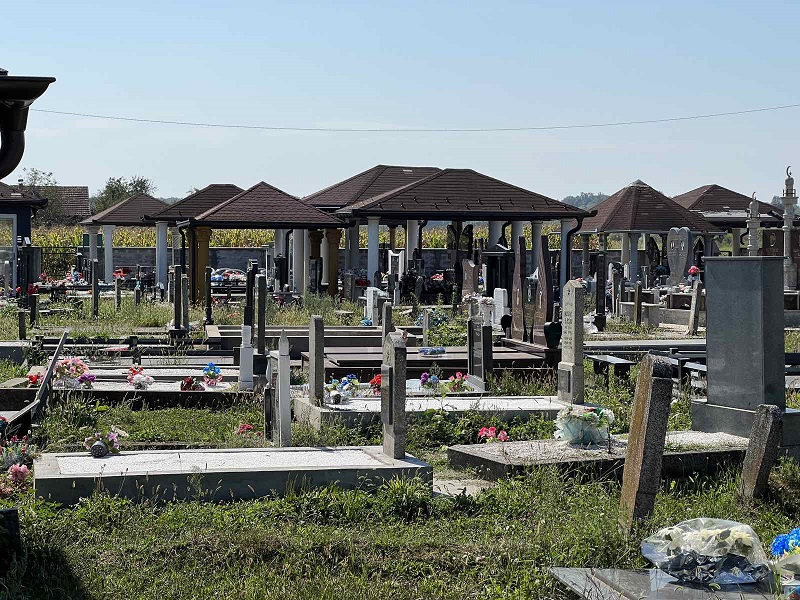 Neobične nadstrešnice na Romskom groblju u Bijeljini (FOTO)