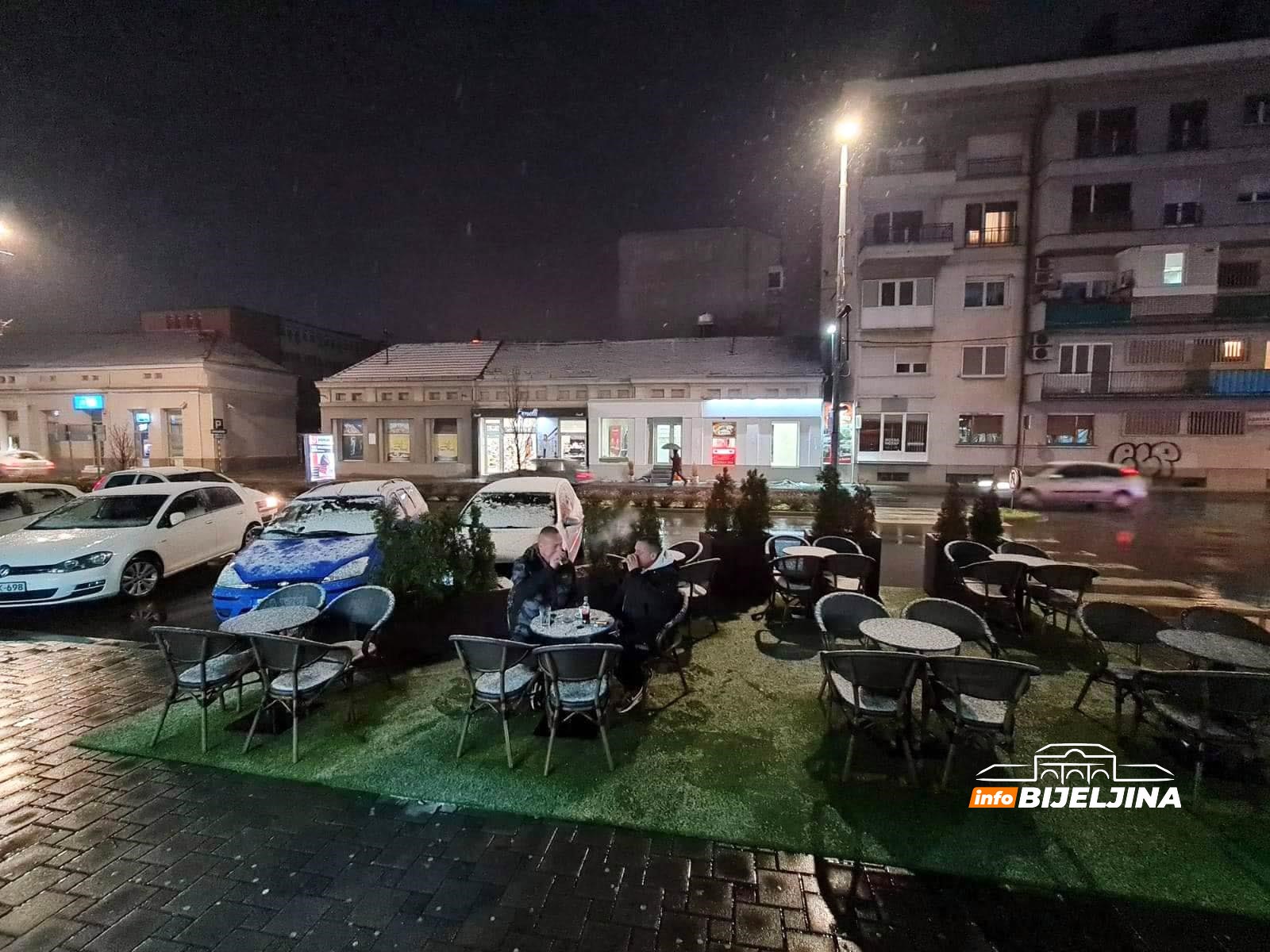 NI HLADNO VRIJEME IM NE MOŽE NIŠTA Bijeljinci i pored snijega uživali u kafi (FOTO)
