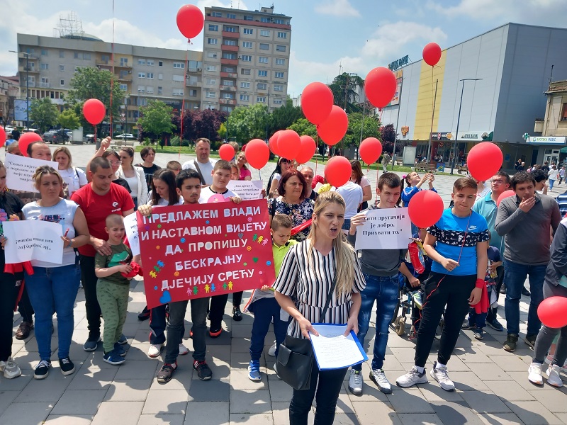 Roditelji djece s poteškoćama u razvoju poručili: Ne pravite od nas socijalne slučajeve! (FOTO)