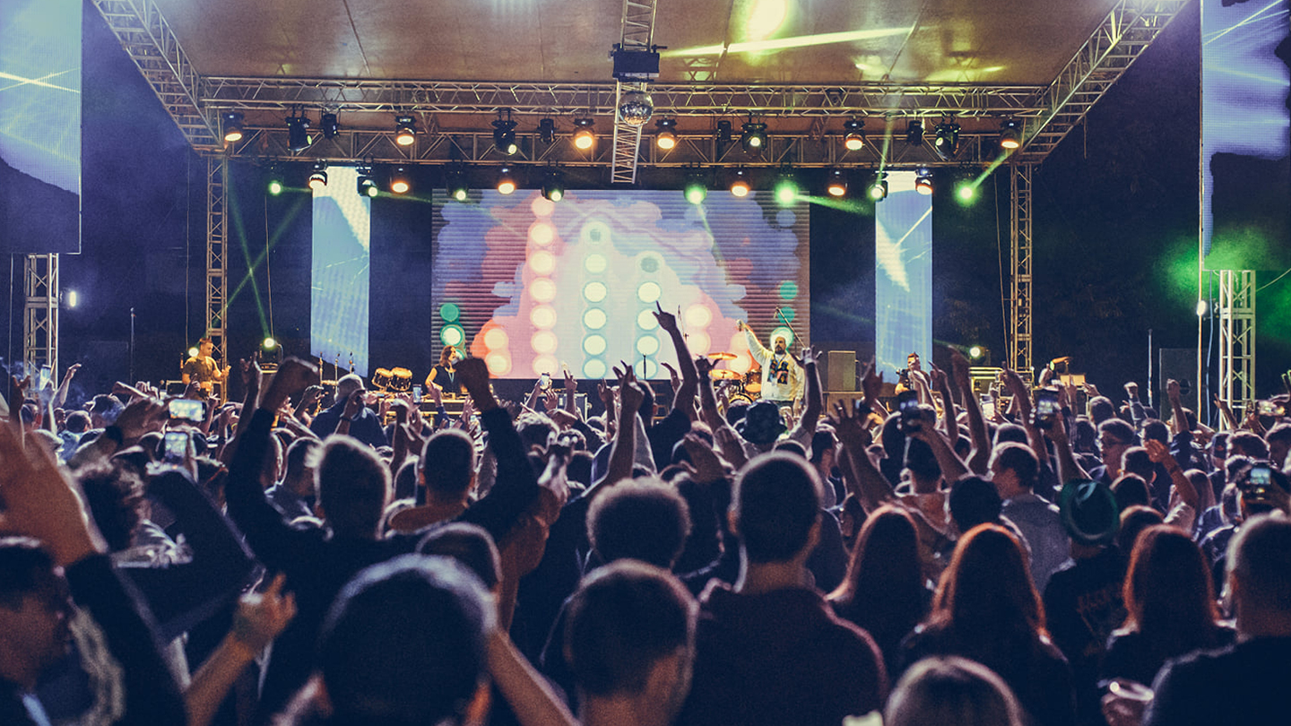 Gađala policajce čašom i pokazivala golu zadnjicu