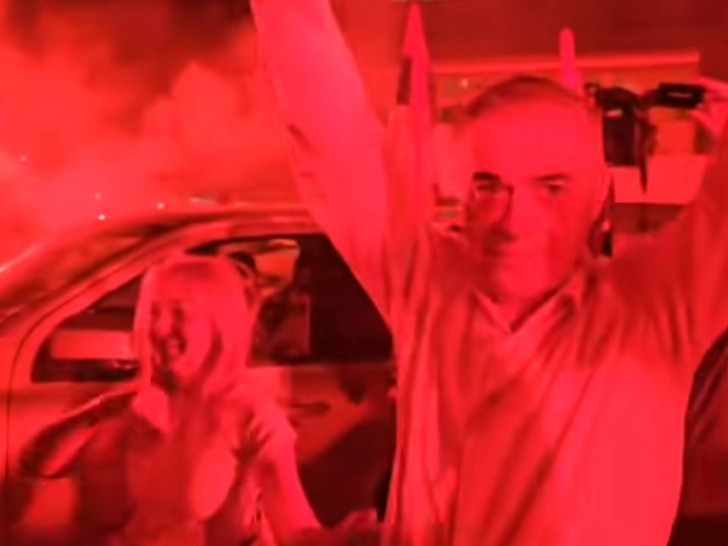 Teslićani Miličevića dočekali bakljadom i vatrometom (VIDEO)