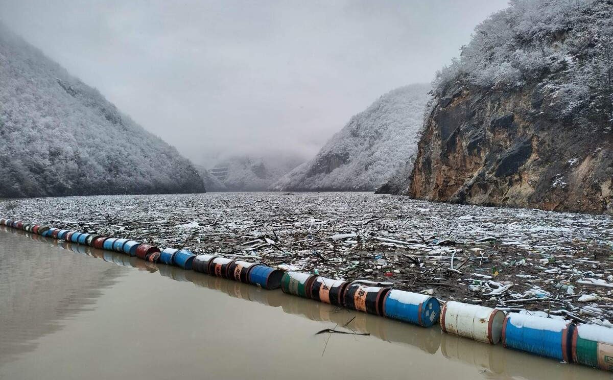 Zastrašujući prizor: Drinsko jezero na ulazu u Višegrad zatrpano smećem iz tri države (VIDEO)