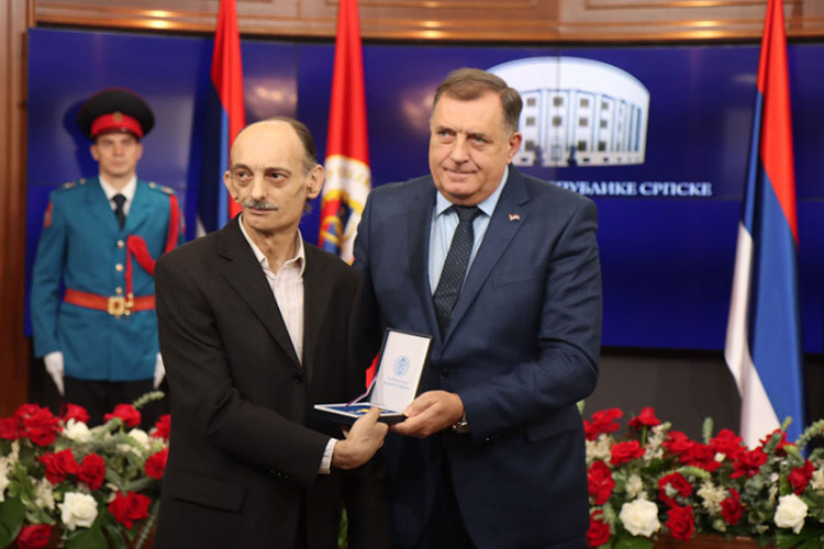 Dodik uručio posthumna odlikovanja za zaslužne borce