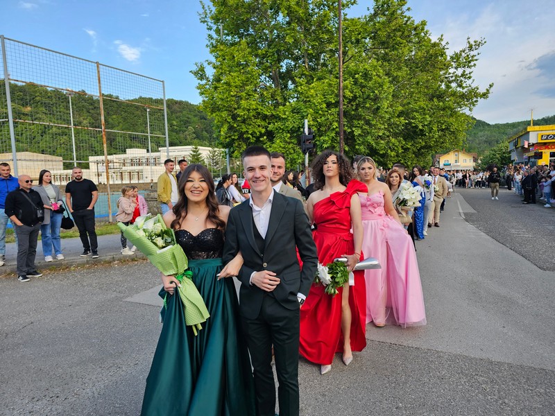 Maturanti prodefilovali ulicama Ugljevika: Najljepše je đačko doba (FOTO)
