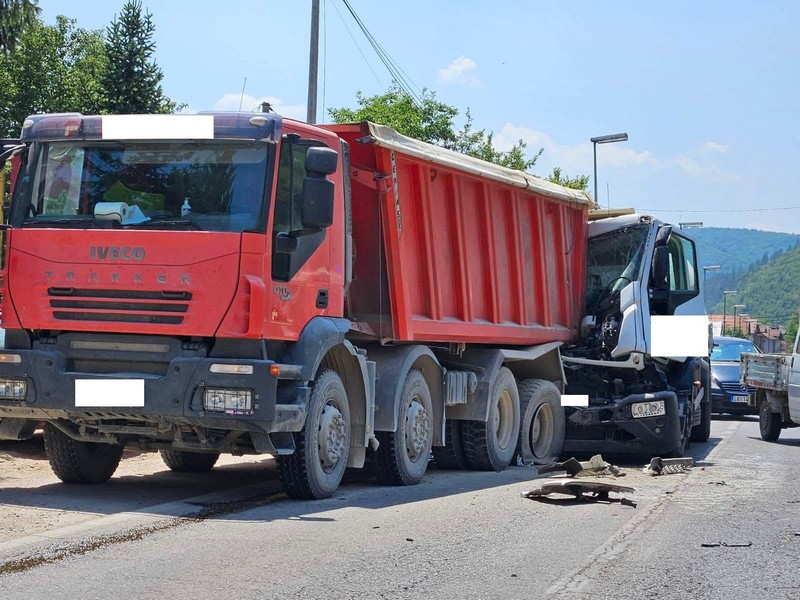 Sudar dva kamiona u Zvorniku, intervenisala Hitna (FOTO)