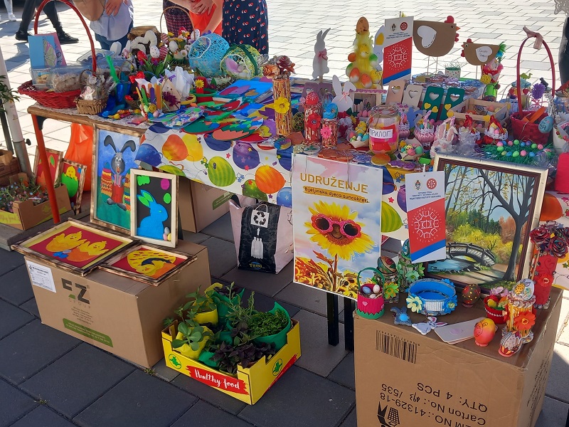 Prodajna izložba Udruženja „Bijeljinska djeca suncokreti“, novac usmjeren za pomoć djeci sa poteškoćama u razvoju (FOTO)