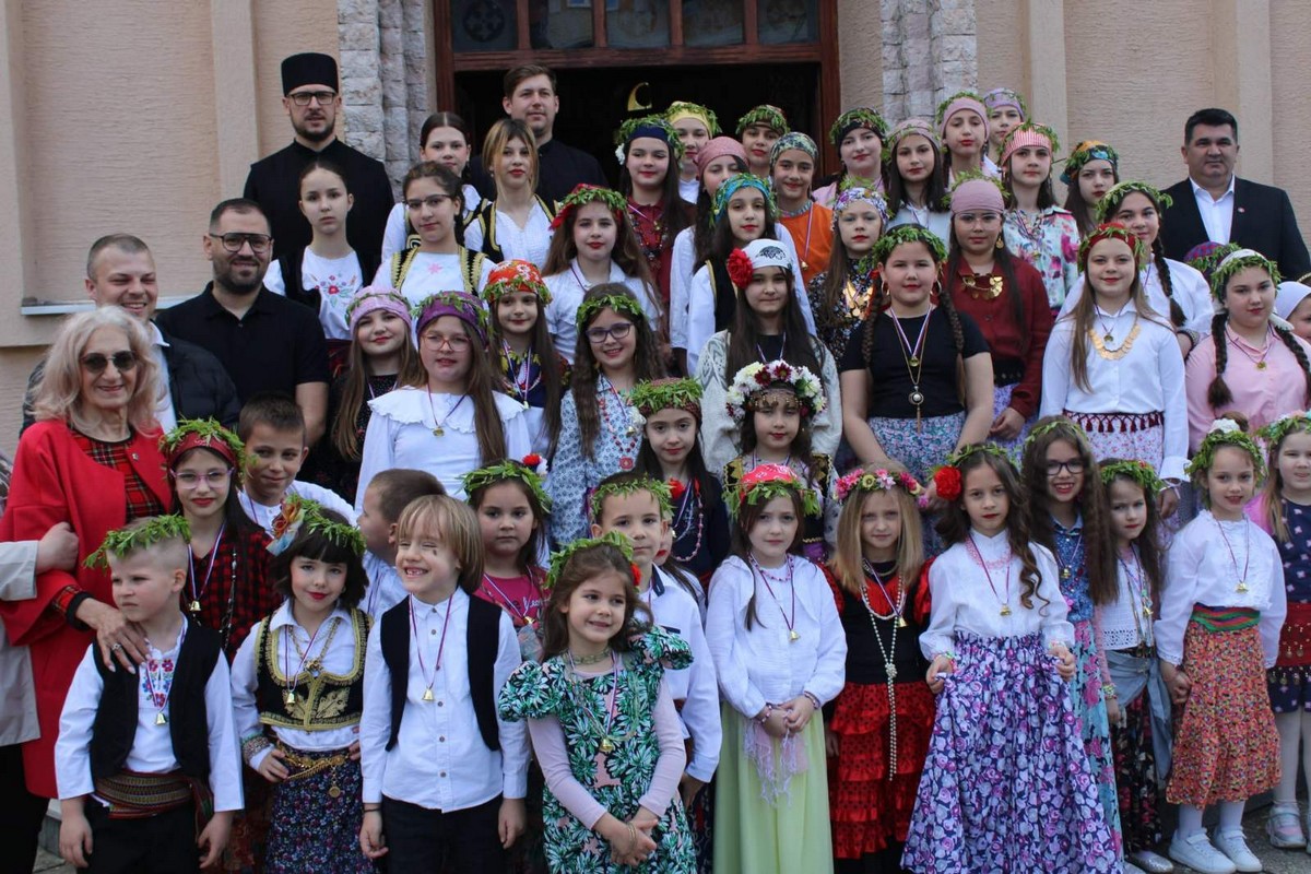 Cvijeti okupile vjernike u Loparama: Porta hrama ispunjena pjesmom i radošću