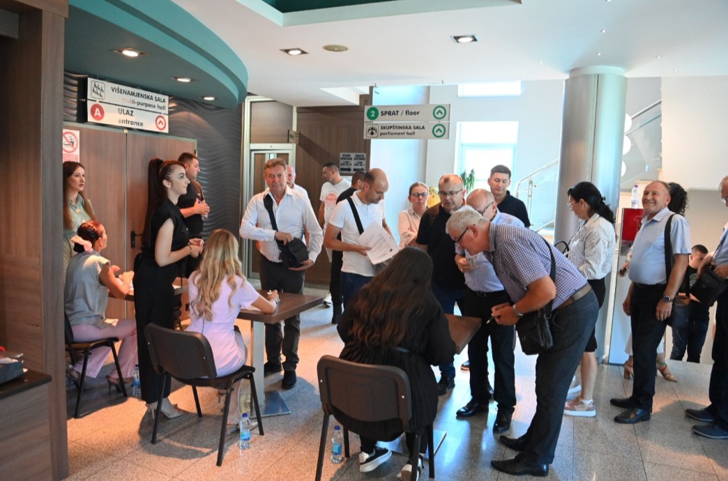 Bijeljina: Uskoro Izvještajna Skupština SDS-a, STROGE KONTROLE pri ulazu  (FOTO) 