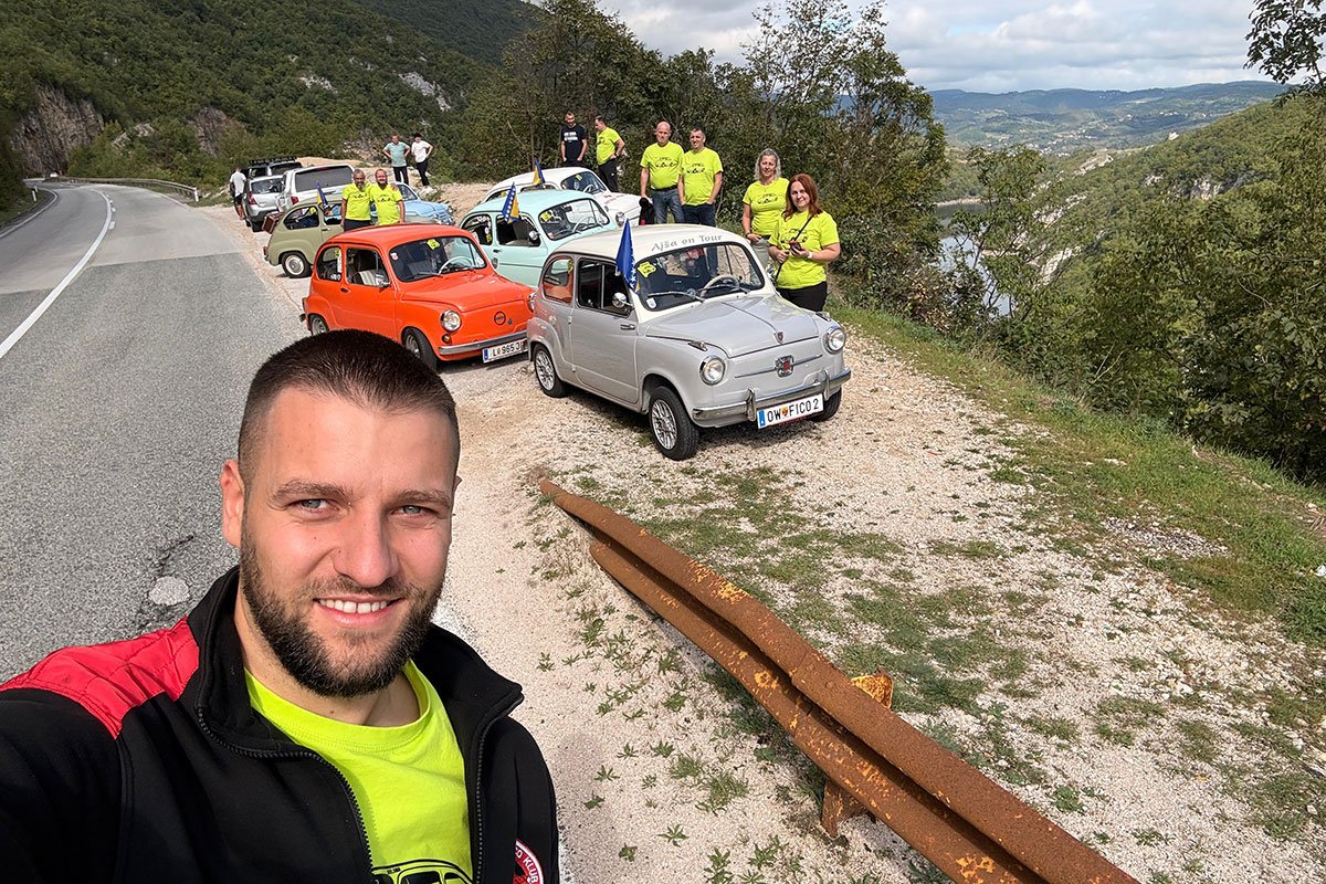 Sa šest fića obilaze BiH, najstariji ima skoro 70 godina