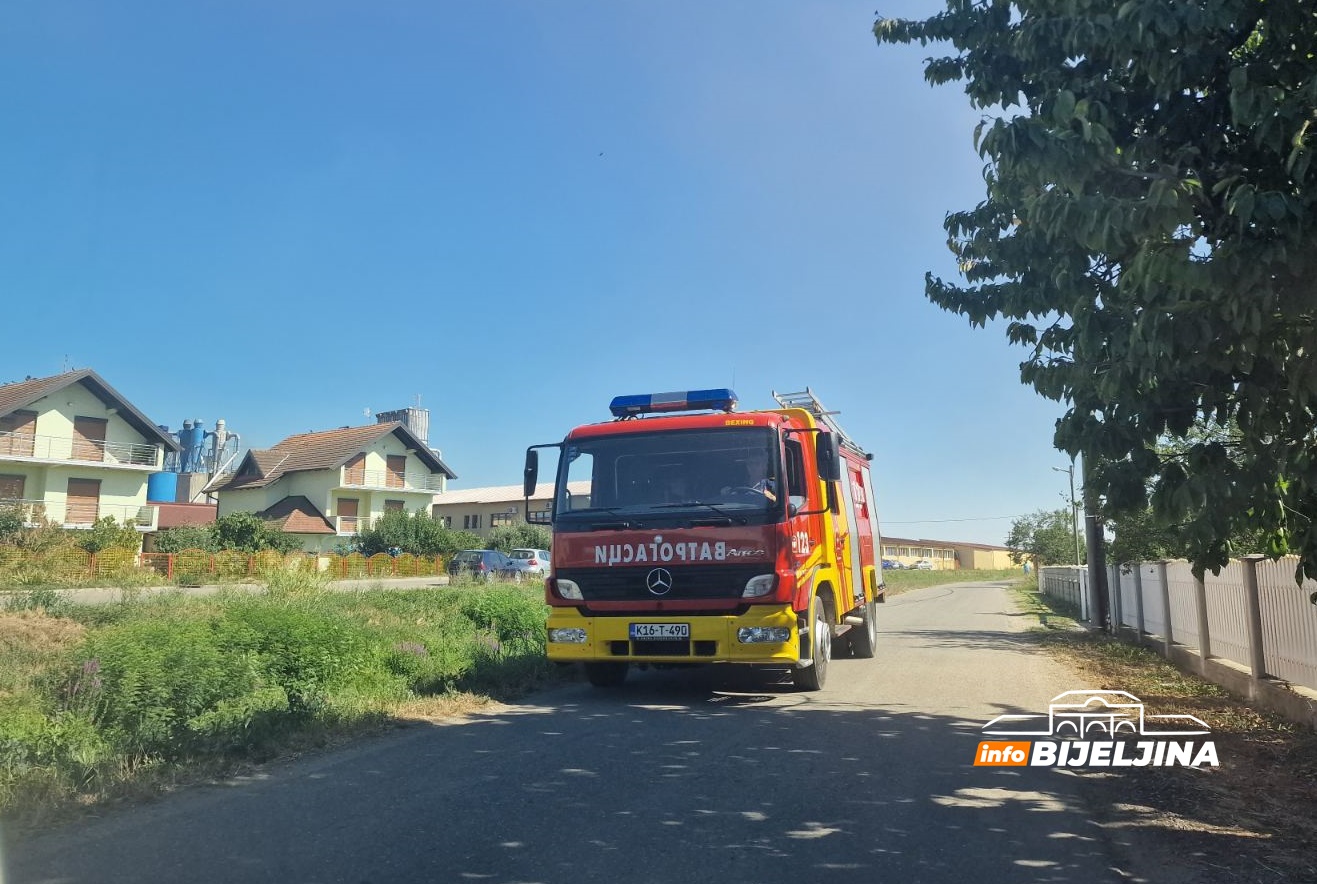 POŽAR U BIJELJINI Gori napušteni auto-otpad, na terenu policija i vatrogasci (FOTO)