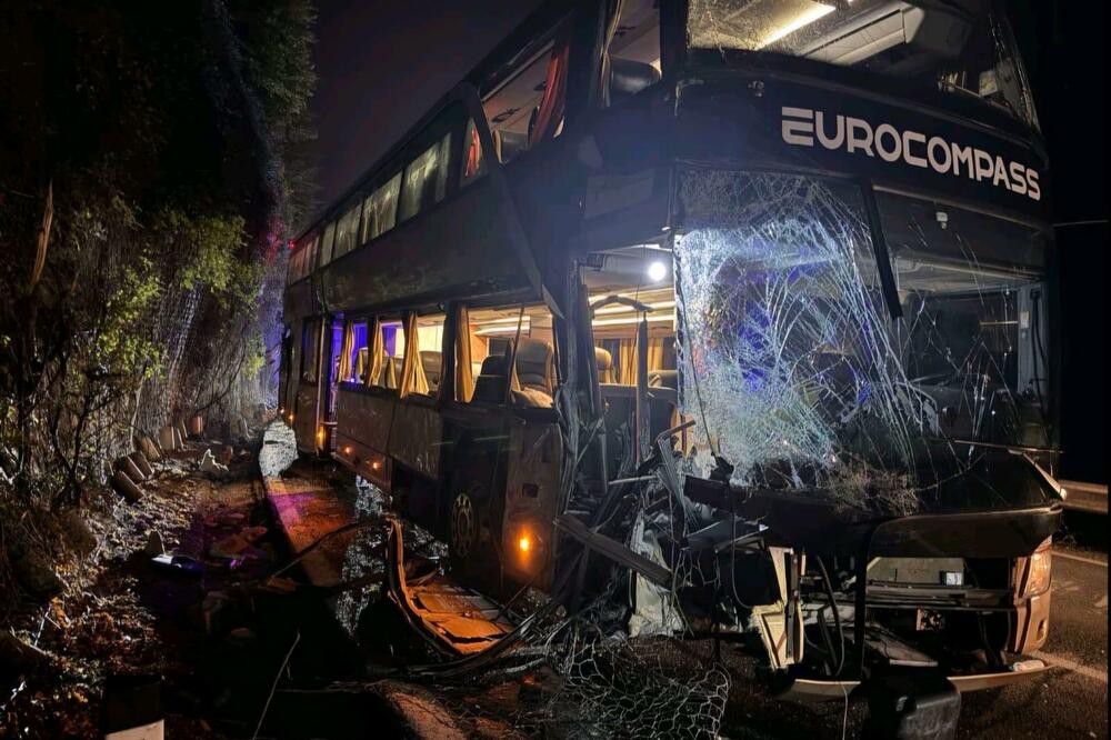 Autobus sa učenicima iz Crne Gore udario u stijenu, ima povrijeđenih