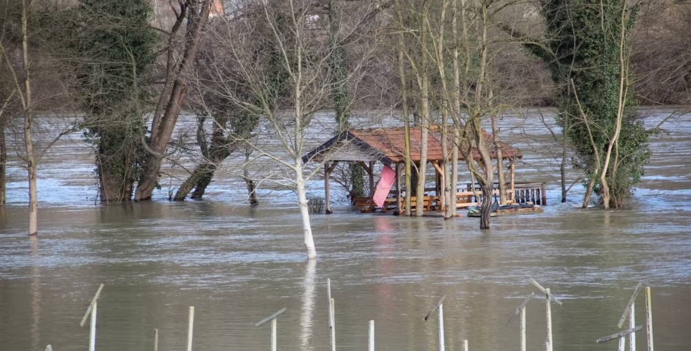 Bratunac: Izlila se Drina, poplavila poljoprivredno zemljište i plažu
