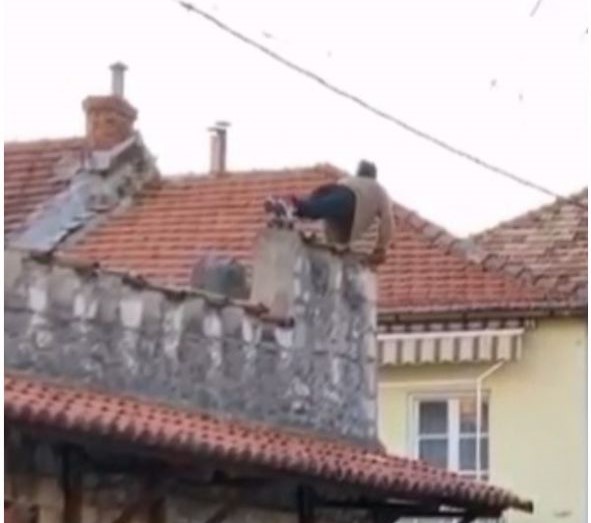 Nepoznati muškarac PAO SA KROVA dok je radio SKLEKOVE (VIDEO)