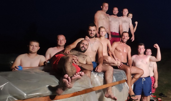 Snalažljivi Semberci pronašli spas od žege: Bazen napravili od bala sijena (FOTO)