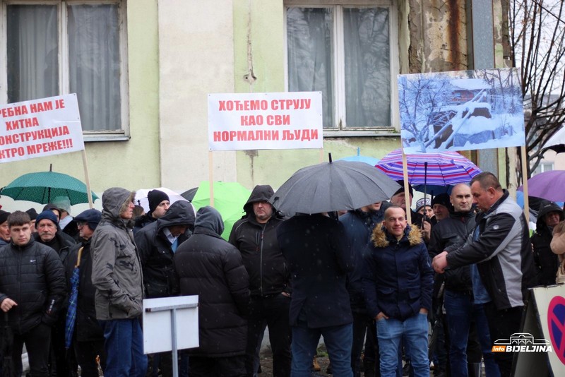 Mještani loparskih sela ispred “Elektro-Bijeljine”: “Hoćemo struju kao svi normalni ljudi” (FOTO)