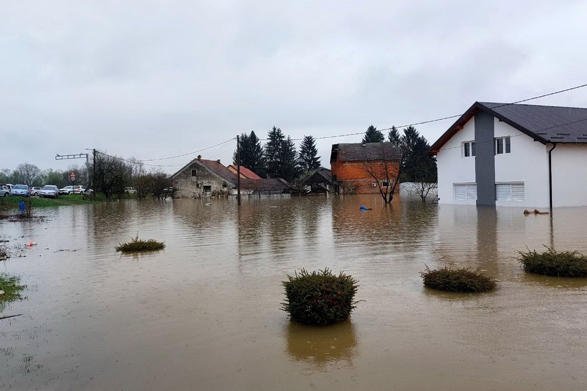 Katastrofa u Prijedoru: Automobili potpuno potopljeni (FOTO)
