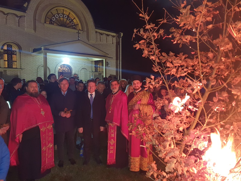 Radosno Badnje veče u Ugljeviku: U porti hrama naložen badnjak