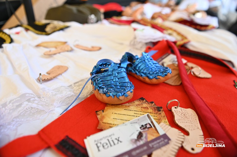 Mira iz Laktaša jedina u BiH izrađuje opanke, a napravila je i jednu zanimljivu kombinaciju! (FOTO)