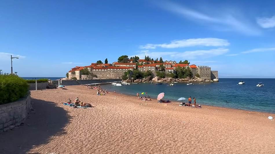 Ležaljke čak 240 evra: Sveti Stefan ponovo otvara vrata poslije pet godina