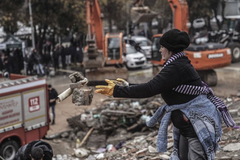 U Tursku stiže pomoć iz brojnih država nakon razornog zemljotresa