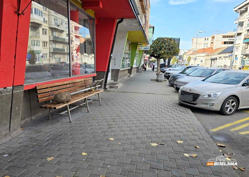 Bijeljina: Tabla o naplati parkinga završila na klupi (FOTO)