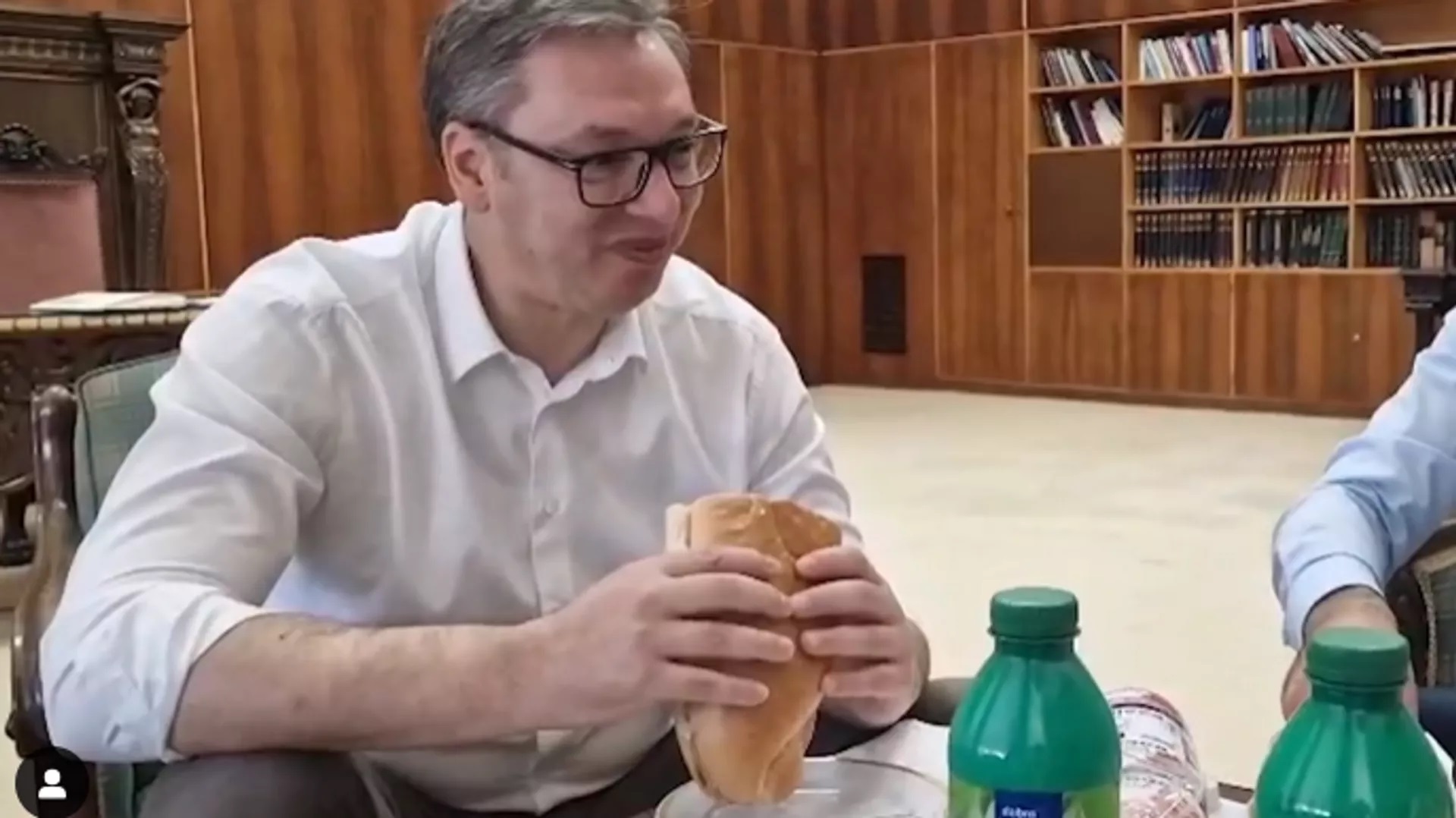 Vučić sa ministrima podijelio pola kile parizera, majonez, dva jogurta i hljeb (VIDEO)