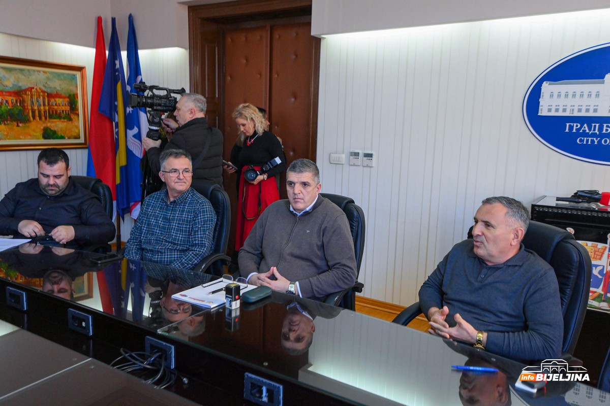 Bijeljina: Potpisani ugovori sa autoprevoznicima za javni gradski prevoz (FOTO)