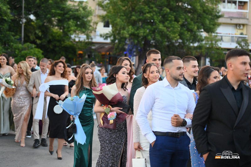 Maturanti Ekonomske i Srednje muzičke škole u Bijeljini večeras slave: Stekli znanje i prijateljstva (FOTO)