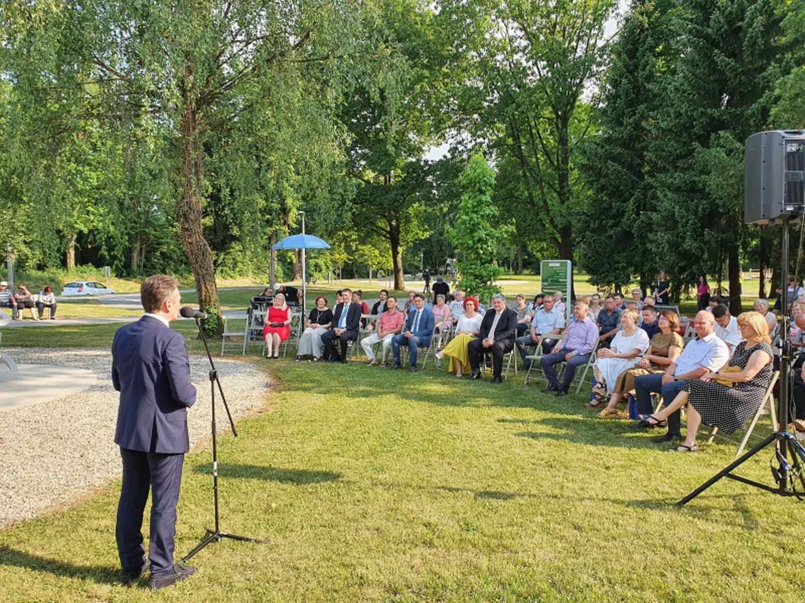 Podignuta zastava Ugljevika uz intoniranje himne Srpske u Sloveniji (VIDEO)
